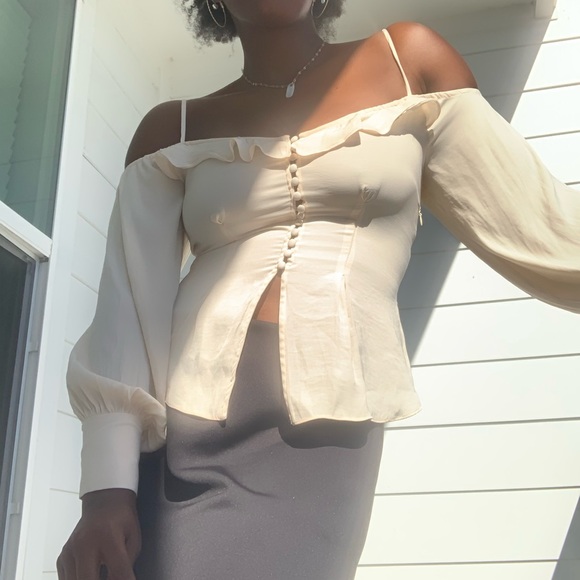 ❌SOLD❌Urban Outfitters Juliana Creme Cold Shoulder Button Down Top Size Medium - Picture 3 of 16